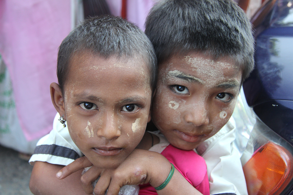 Jeunes enfants dans la procession