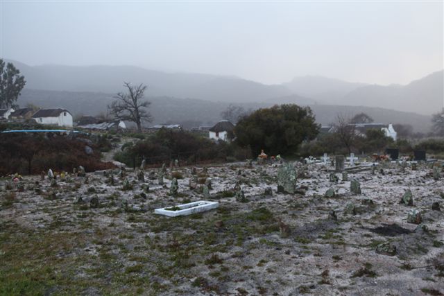 la sortie de Heuningvlei, le cimetière où une simple pierre dressée sert de sépulture !