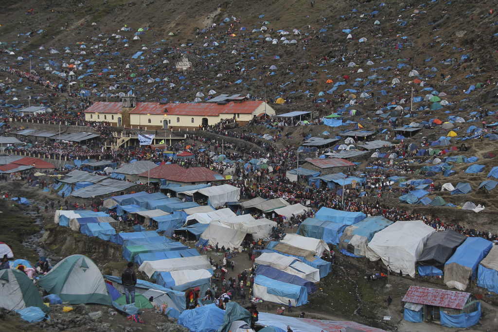 Zoom sur l'église au centre du vaste campement