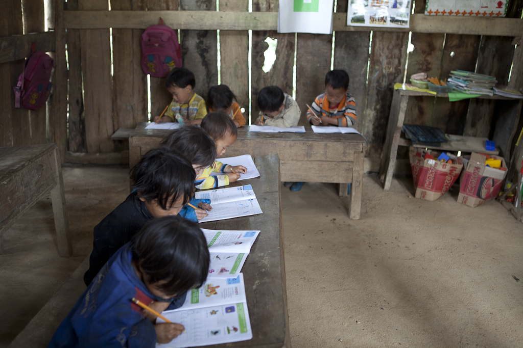 Les écoliers sont studieux, village Hmong - Vietnam - Second jour de trek