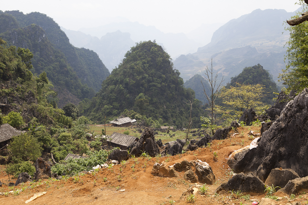 Les écoliers sont studieux, village Hmong - Vietnam - Second jour de trek