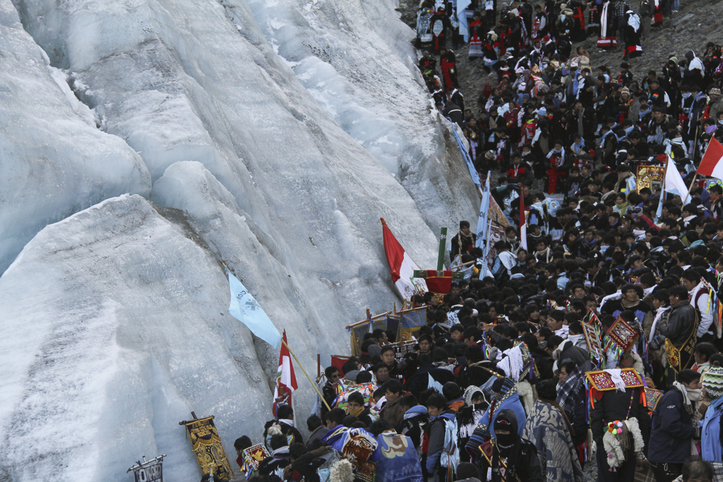 Tout le monde vient toucher la glace sacrée