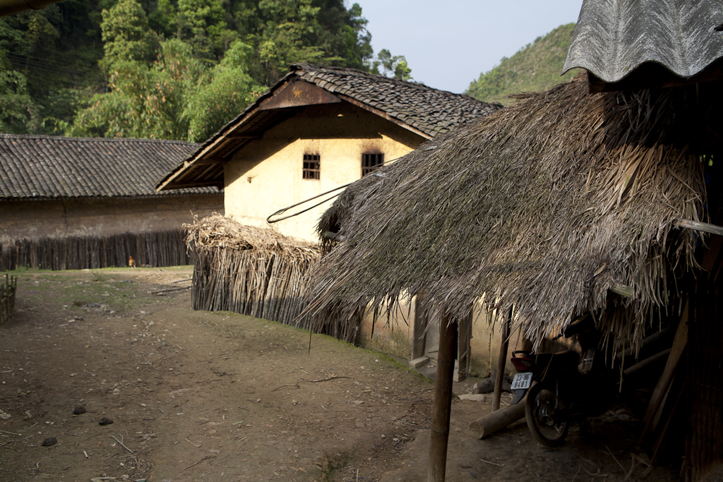 Les écoliers sont studieux, village Hmong - Vietnam - Second jour de trek