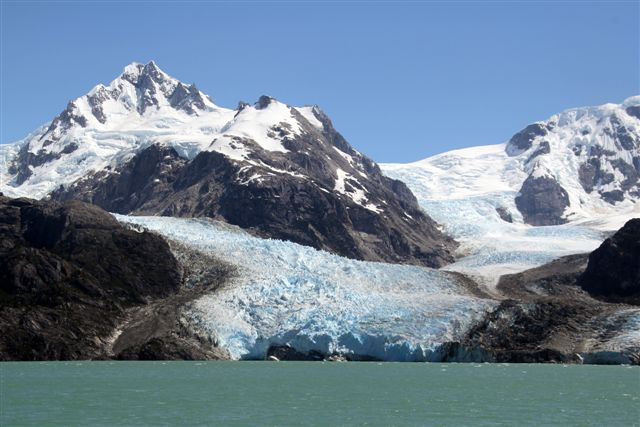 Grosse ambiance, surtout lorsque de gros morceaux de séracs s'écrasent dans le lac - Montée au lago Leon