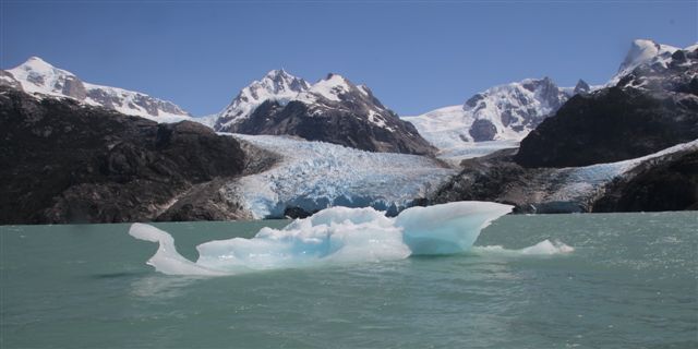 Grosse ambiance, surtout lorsque de gros morceaux de séracs s'écrasent dans le lac - Montée au lago Leon