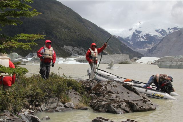 La mise à l'eau ne traîne pas et voici le premier groupe qui vogue vers l'inconnu - Balade au Lago Fiero