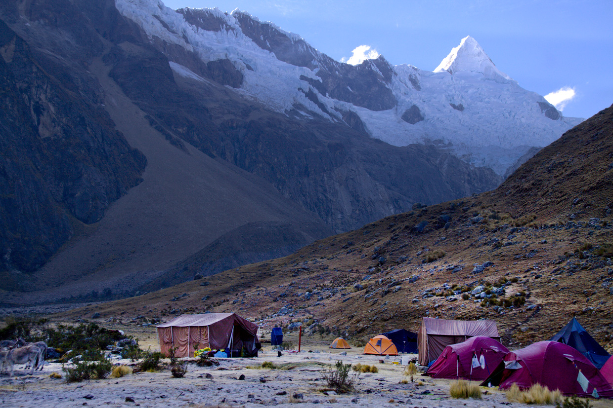 Depuis des ruines, nous apercevons l'Alpamayo - Direction la face nord-ouest de l'Alpamayo