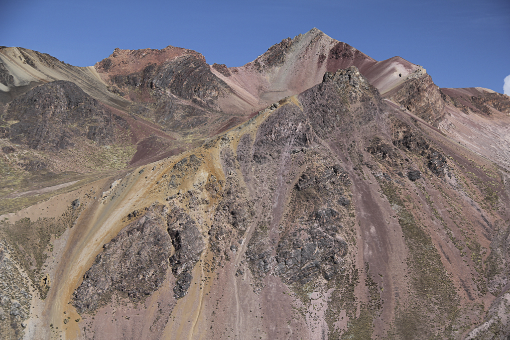 Une palette de couleurs sur les sommets rocheux de la Cordillère