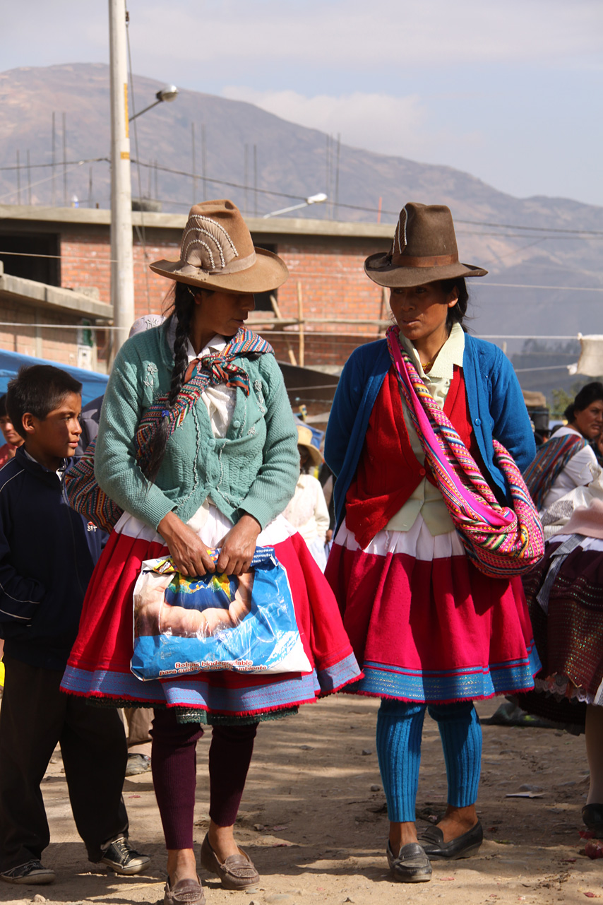 Tenues typiques, Marché de Caraz, Cordillère blanche - Marché de Caraz