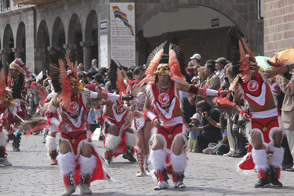 Des danseurs déguisés en condors