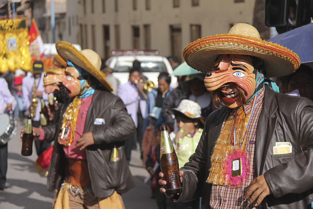 De drôles de danseurs armés de bières et sombreros !