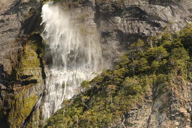 Le voile de la mariée, une cascade qui se désagrège avant de toucher le sol...