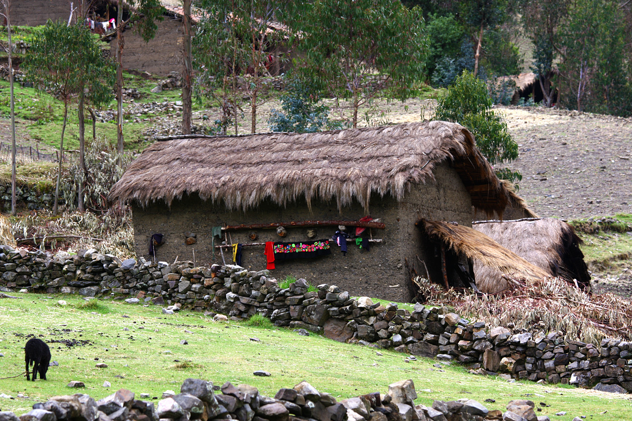 Habitat de la région de Jankapampa, Tour de l'Alpamayo - Trek en direction de Yaino