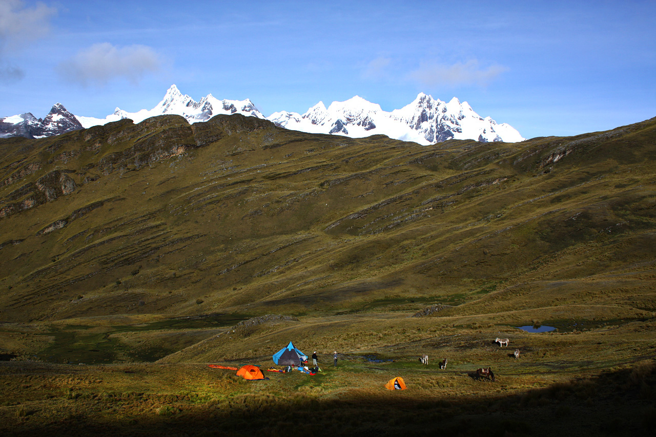 Le camp depuis le site de Yaino, Tour de l'Alpamayo - Yaino et poursuite vers laguna  Huecrucocha