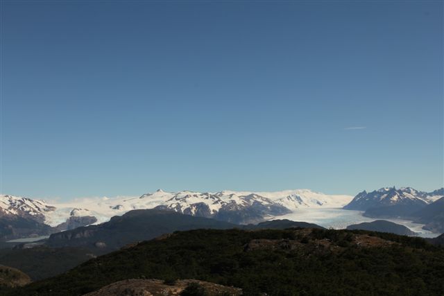 Vue depuis le mirador, à gauche le glacier Pingo, à droite le glacier Grey