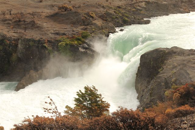 Puissance du Salto Grande, le chenal qui relie le lac Nordenskjöld et le lac Pehoe.