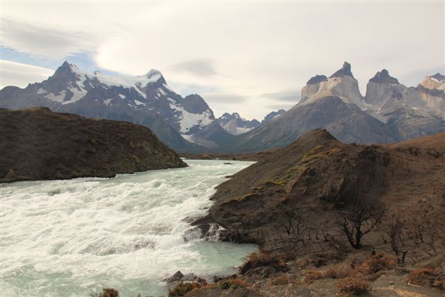 Au-dessus de Salto Grande, le Paine Grande à gauche et les Cuernos à droite