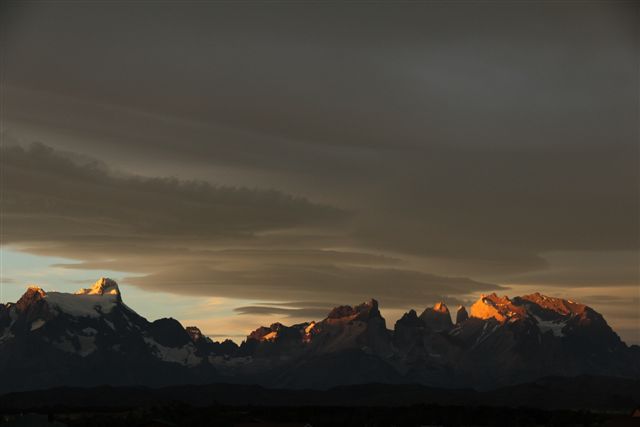 Fin du jour sur le massif du Paine, depuis l'hosteria Tyndall