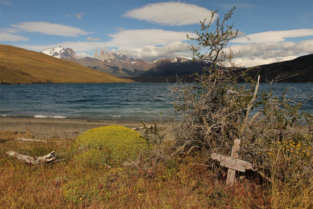 Tombe d'un pionnier devant la Laguna Azul