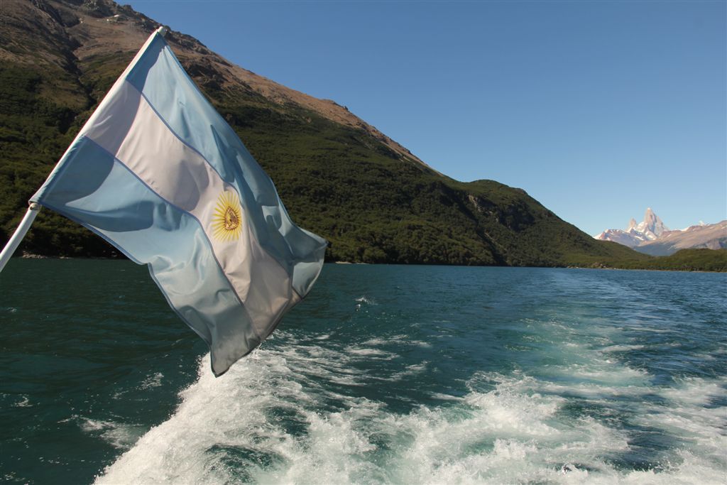 Navigation sur le lago del Desierto