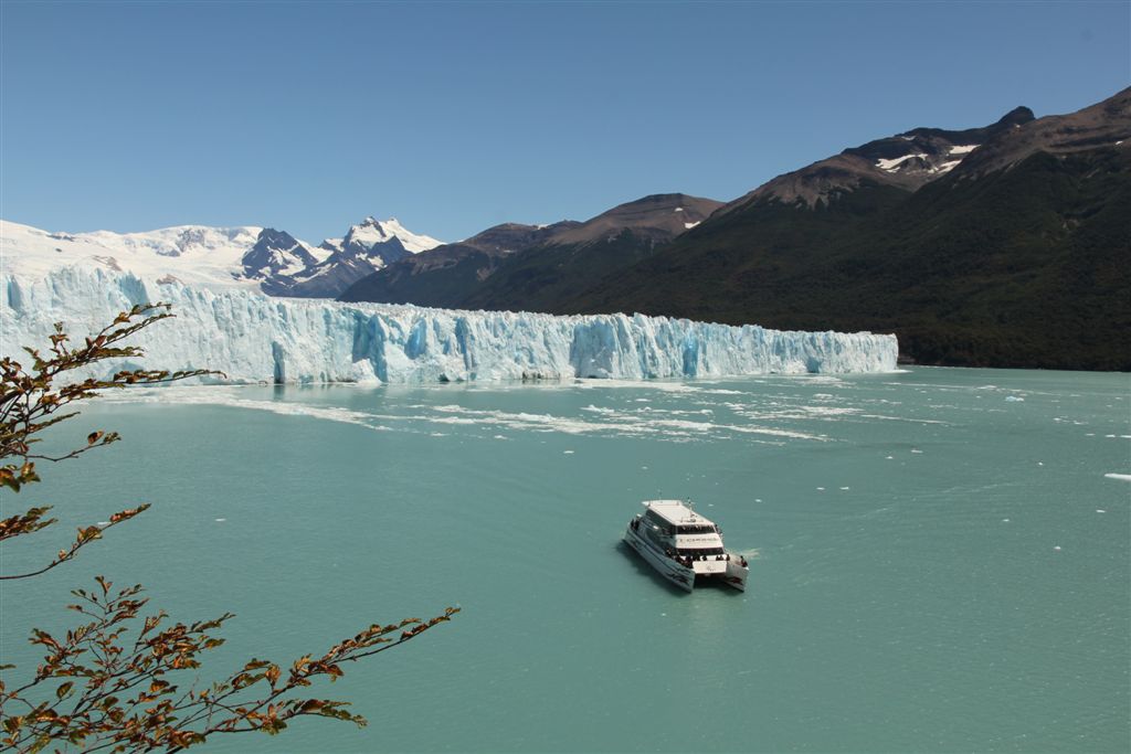 Demi-tour pour les catamarans devant le front du glacier