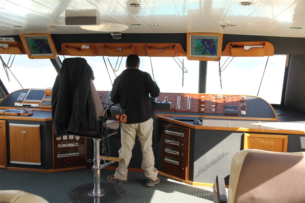 Poste de pilotage du catamaran, le capitaine doit surveiller ses deux moteurs de 1100 chevaux chacun !