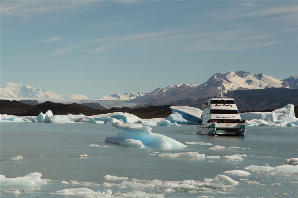 Au milieu des icebergs, au fond le glacier Upsala