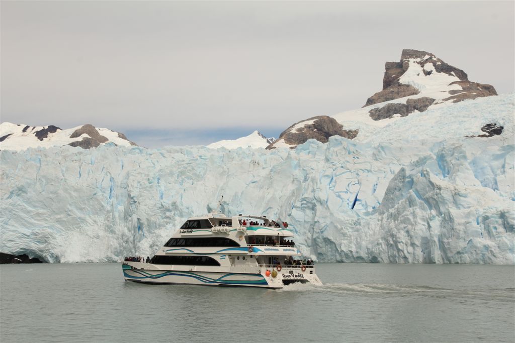 Autre catamaran devant le Spegazzini