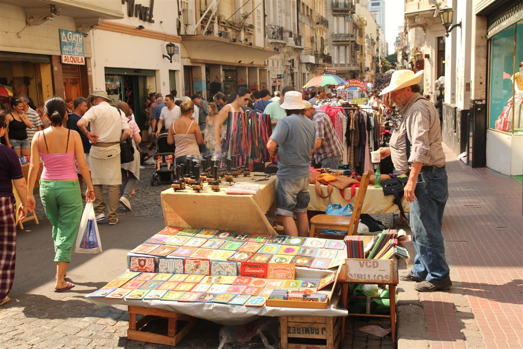 Tout le quartier autour de la Plaza Dorrego se transforme en marché aux puces