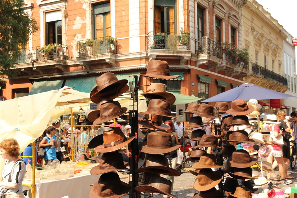 La place Dorrego est le centre de ce marché à ciel ouvert