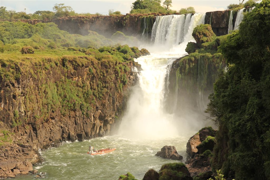 Bateaux qui remontent sous les cascades