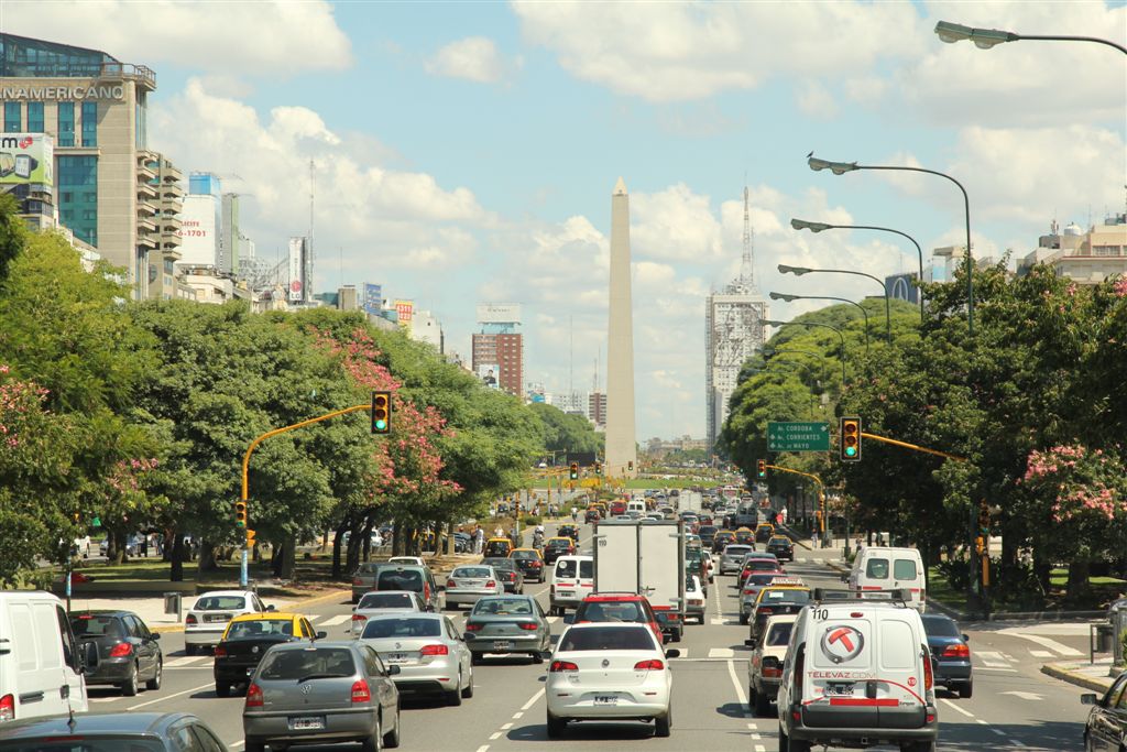 ... Arrivée à Buenos Aires sous le soleil. L'obélisque de l'avenue 9 de Julio est l'un des points de repère du centre ville