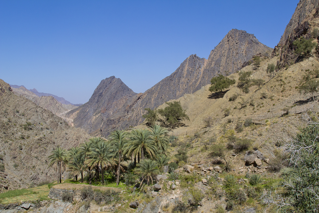 Pour changer de vallée, nous passons par un trou sous les rochers - De Al Awabi à Balad Sit