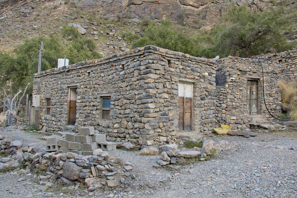 Pour changer de vallée, nous passons par un trou sous les rochers - De Al Awabi à Balad Sit