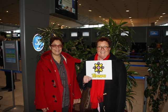 Heureusement, Nicole et Majda nous attendent pour l'assistance à l'enregistrement ! - Départ chaotique !