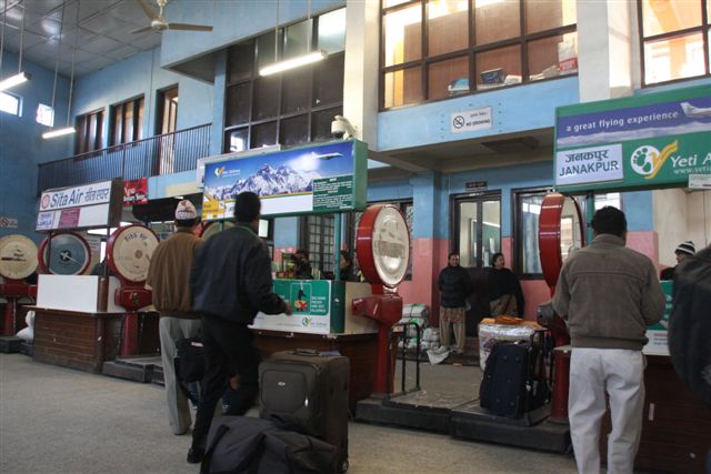 Débarquement à l'aéroport de Pokhara - Annapurna nous voilà !