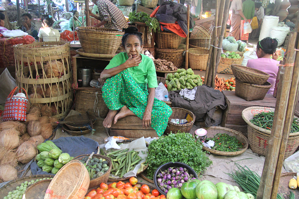 Vendeuse sur le marché de Nyaung U