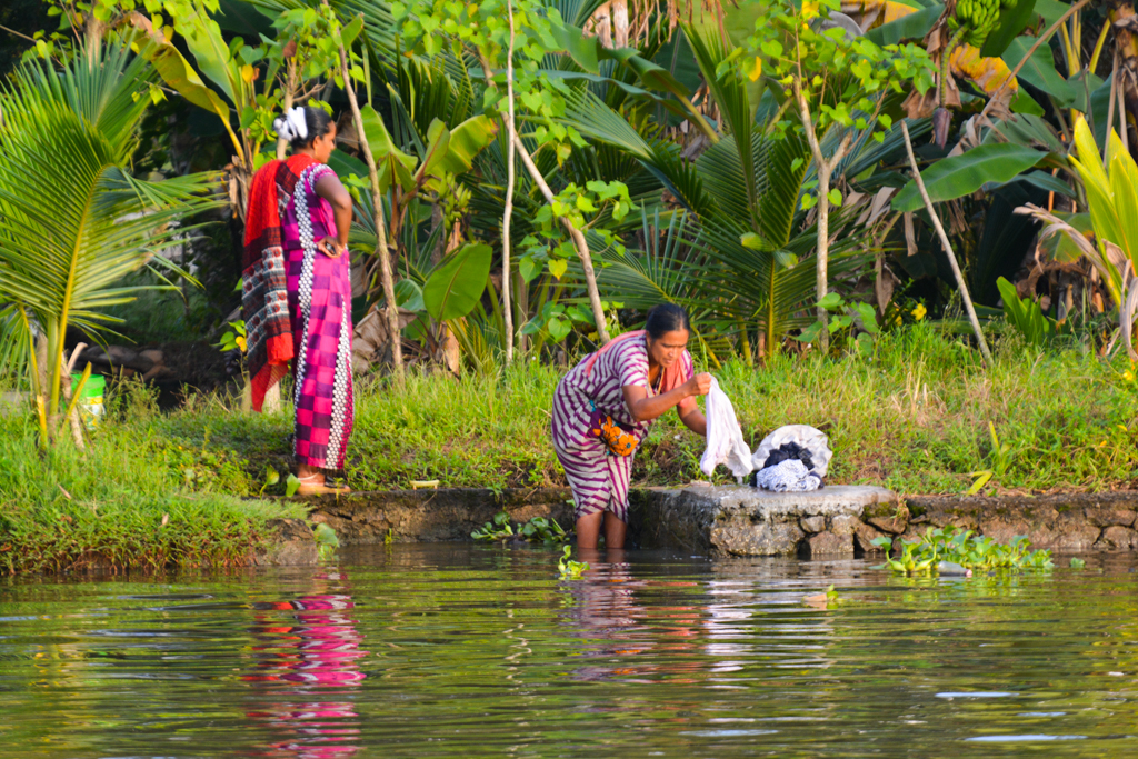 J10-11 SCENE DU LINGE BORD RIVES BACKS WATERSJPG