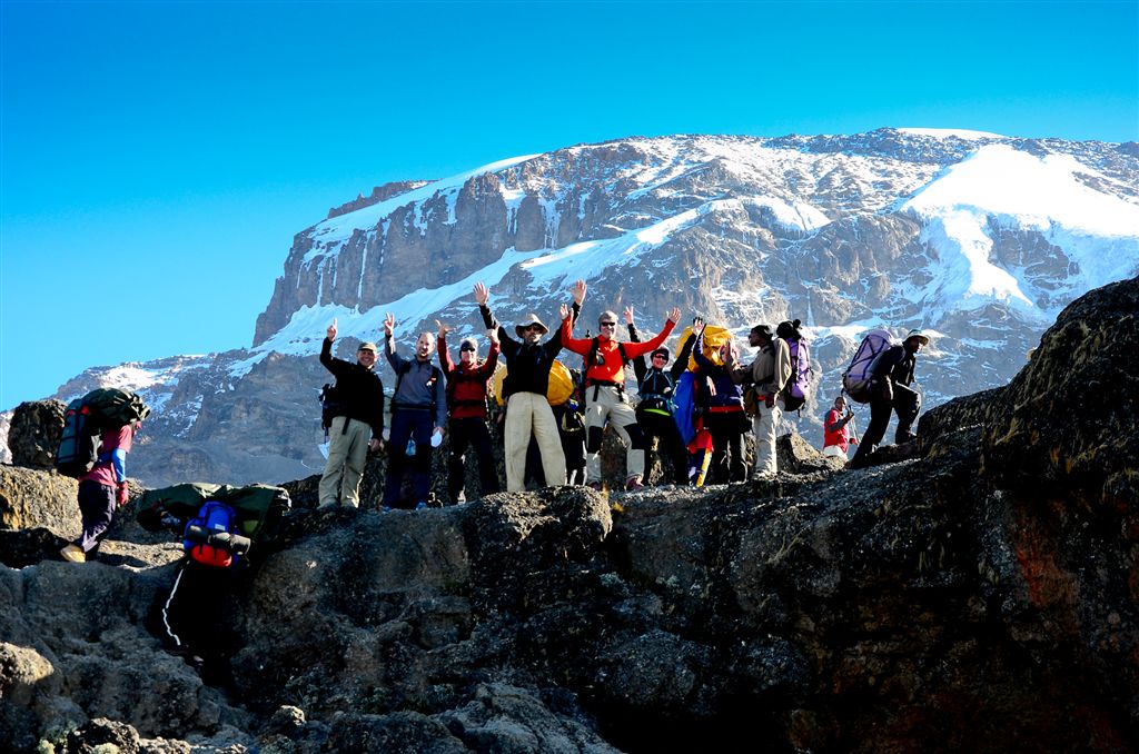 notre groupe devant le versant sud du Kili et ses glaciers