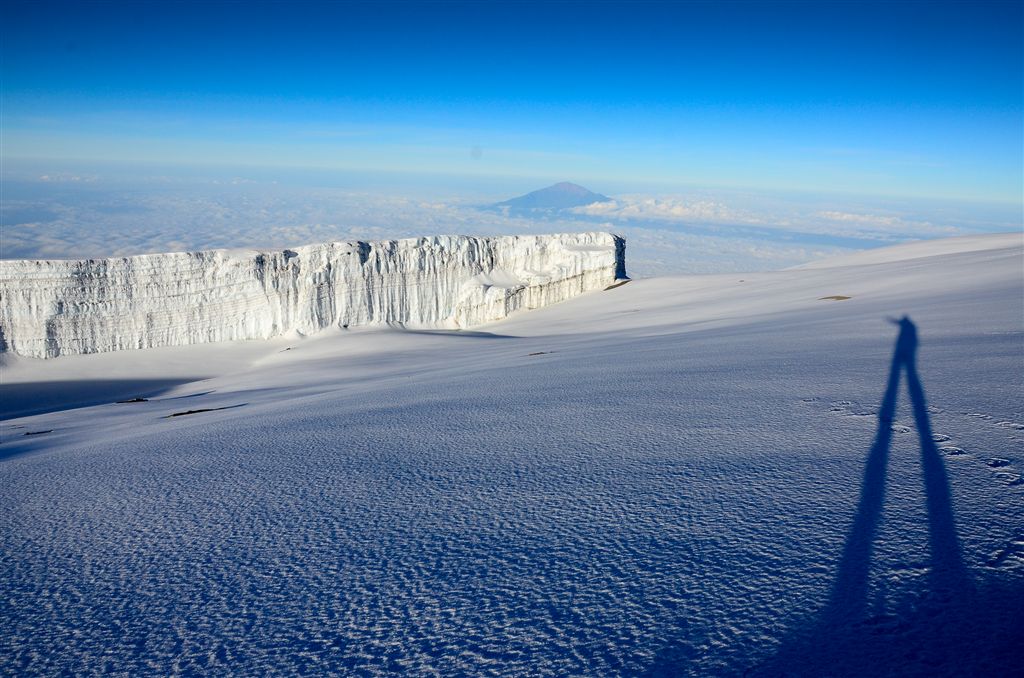 Glacier sommital sud, au loin le volcan Meru