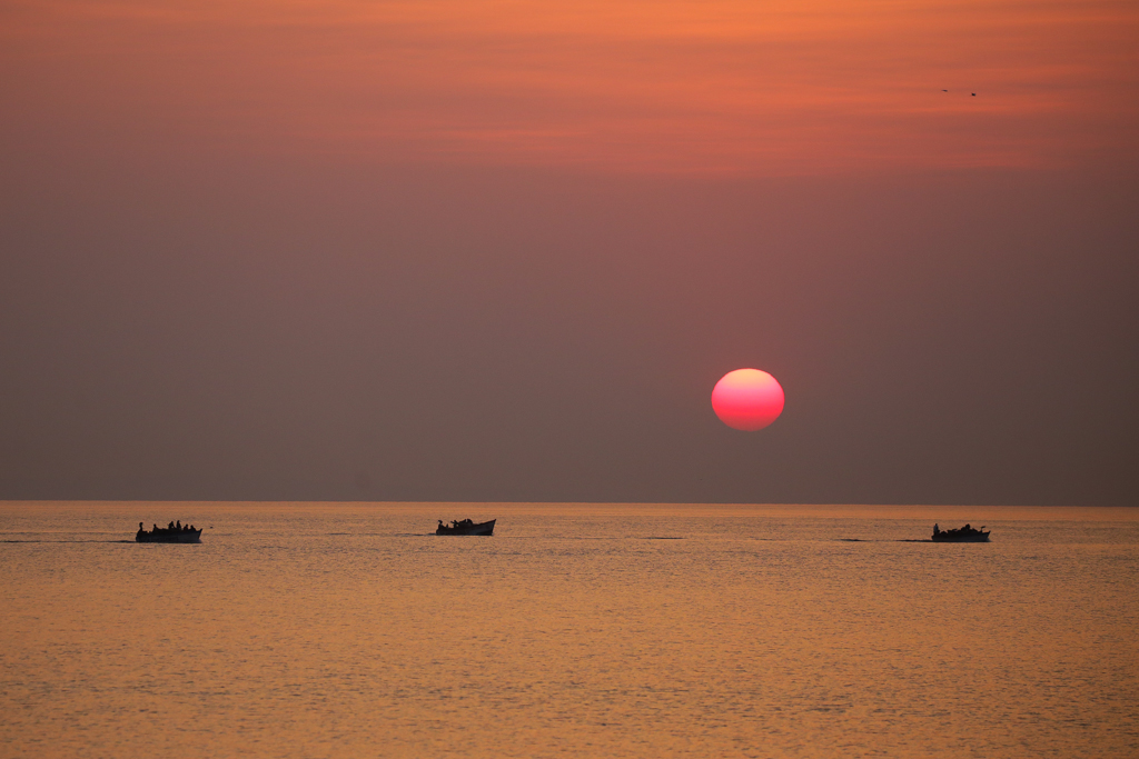 Lever du soleil sur le lac Malawi, alors que les pêcheurs rentrent de leur nuit de labeur