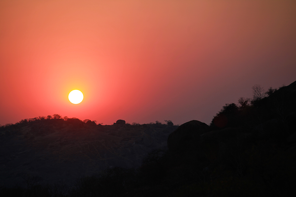 A l'opposé du lever... le coucher de notre astre, qui vire au rouge avant de tomber derrière l'horizon !