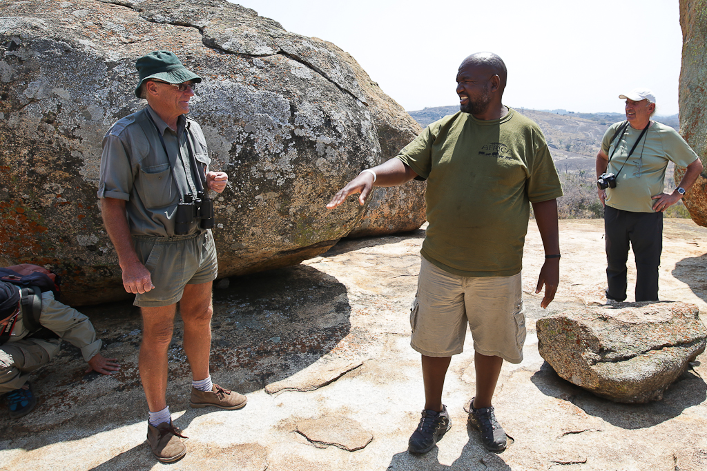Norman et Jef, nos deux guides, qui argumentent sur le véritable rôle de Cecil Rhodes...