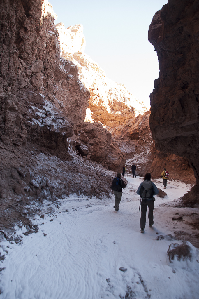 Accès à la vallée de la lune par un couloir de sel, Chili - San Pedro de Atacama, vallée de la lune