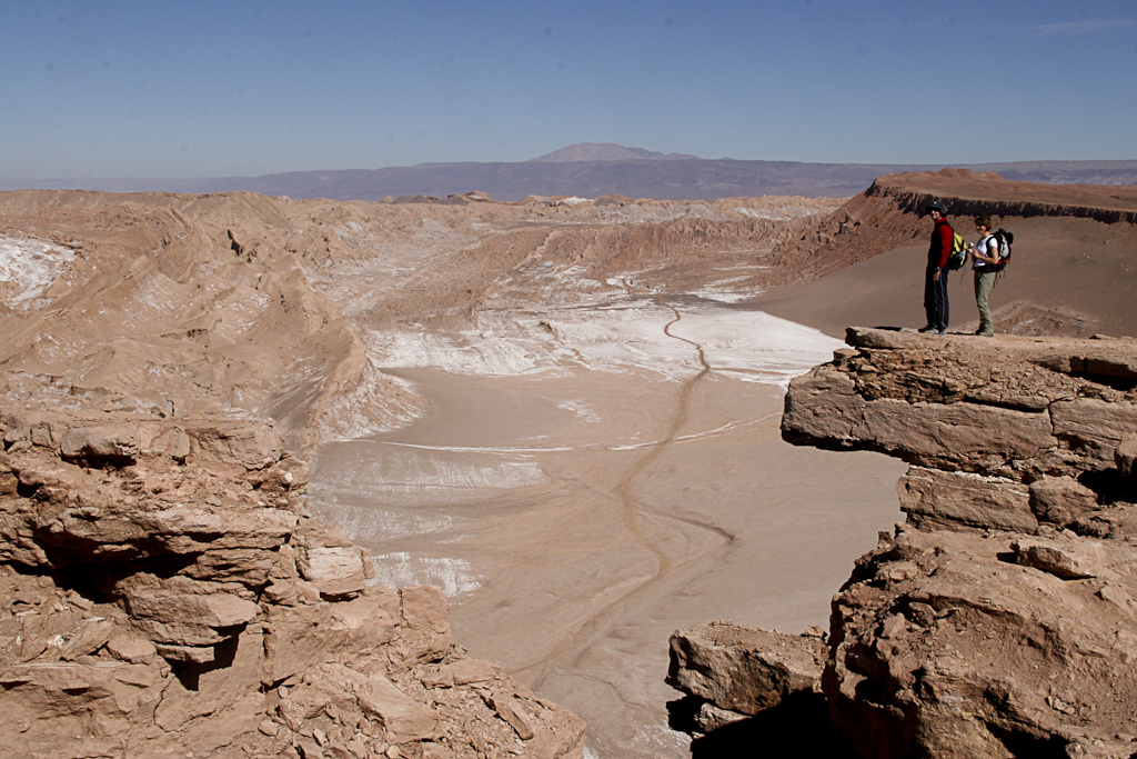 Accès à la vallée de la lune par un couloir de sel, Chili - San Pedro de Atacama, vallée de la lune