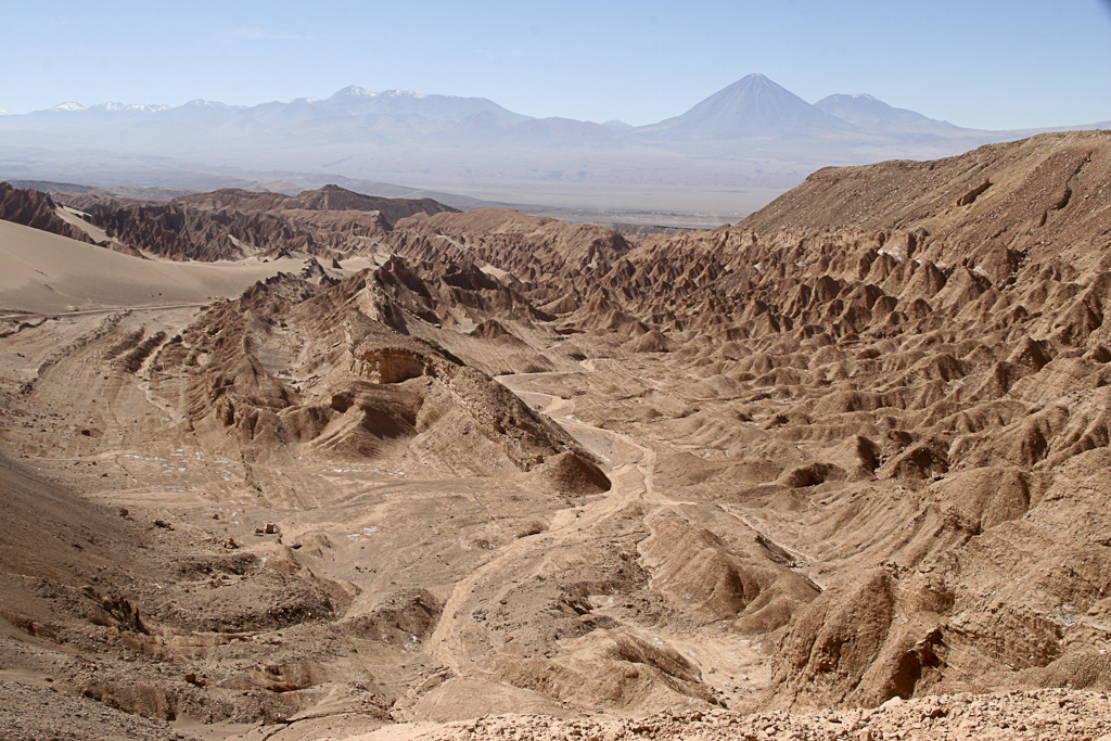 Accès à la vallée de la lune par un couloir de sel, Chili - San Pedro de Atacama, vallée de la lune
