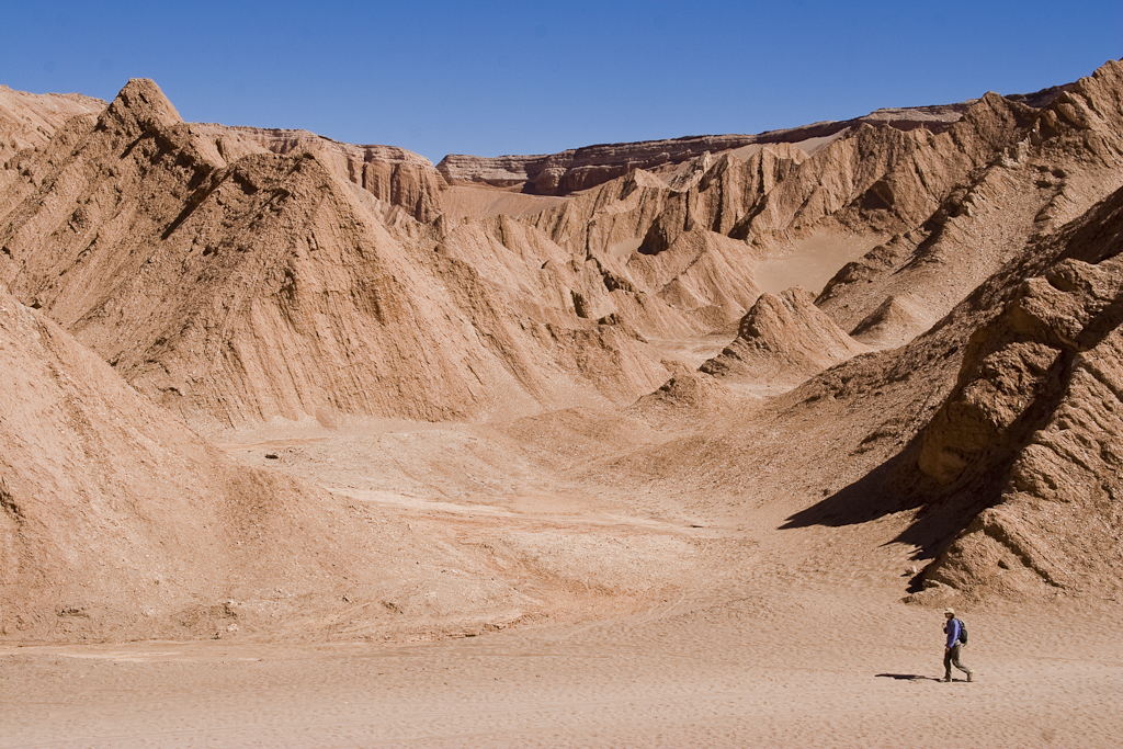 Accès à la vallée de la lune par un couloir de sel, Chili - San Pedro de Atacama, vallée de la lune