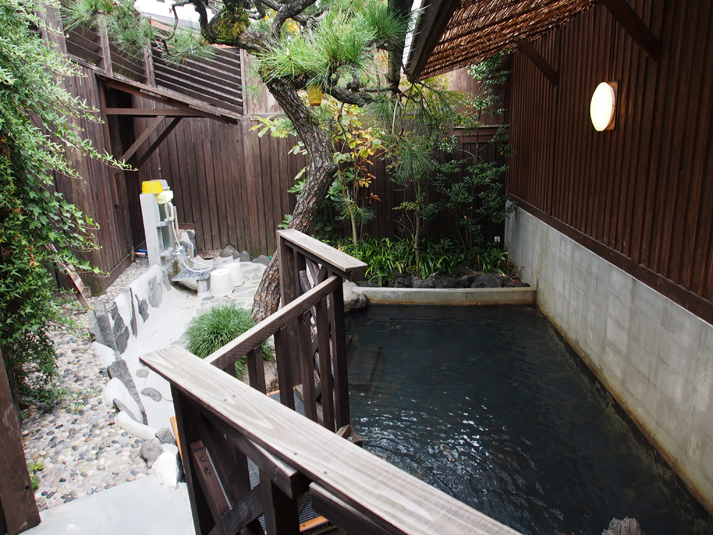 Un autre onsen, mi extérieur et mi  intérieur