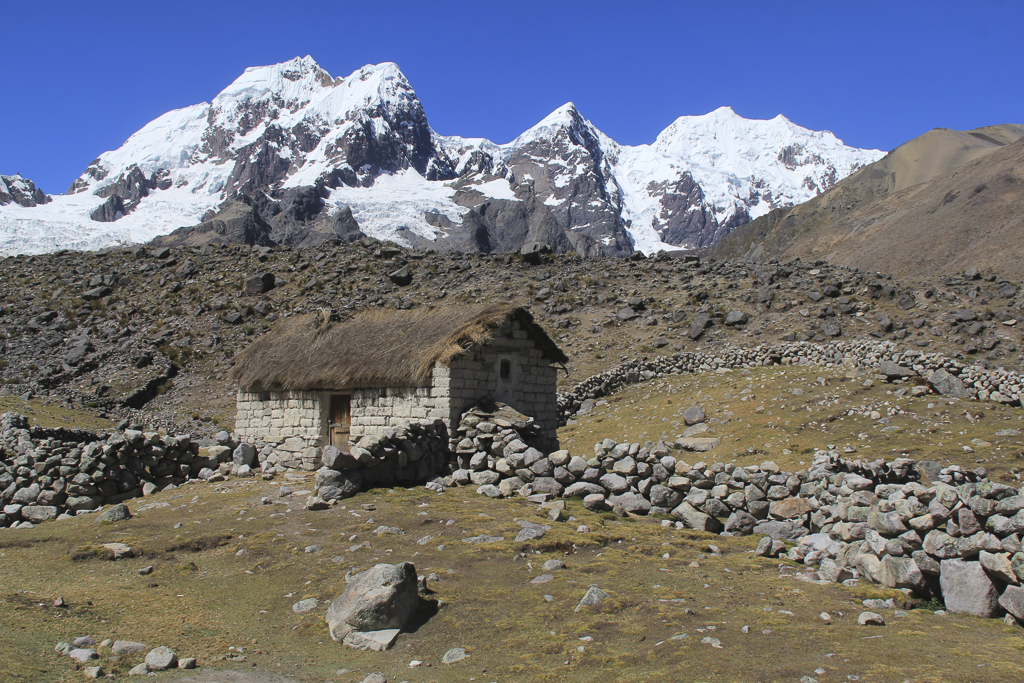 Un hameau andin typique avec ses maisons en brique et ses toits de paille