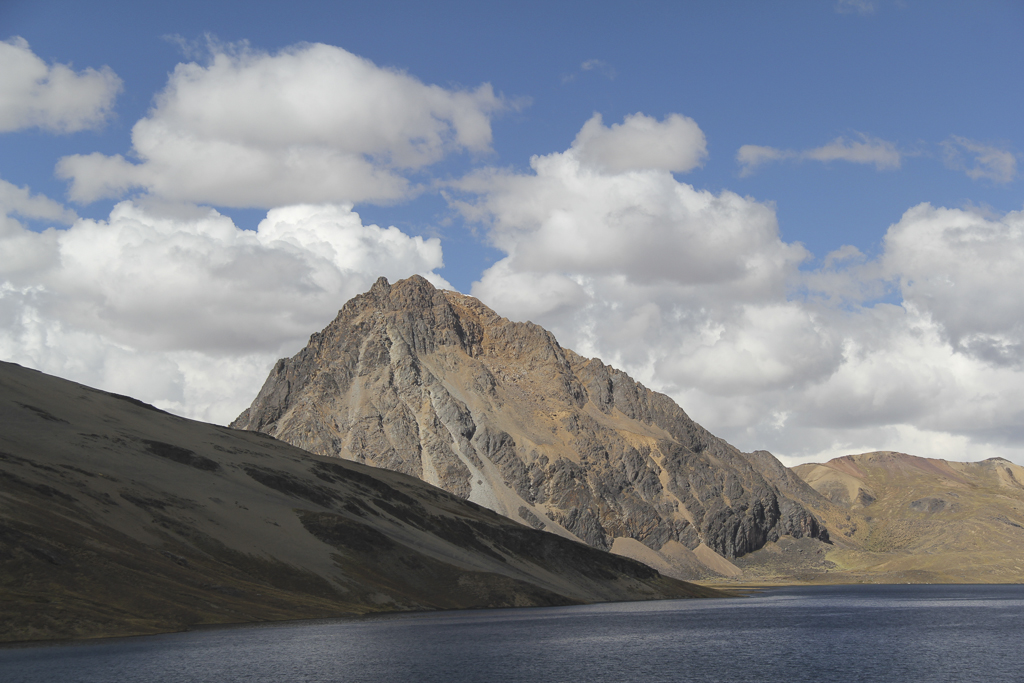 La lagune Sibinacocha et le Cerro Yayamari